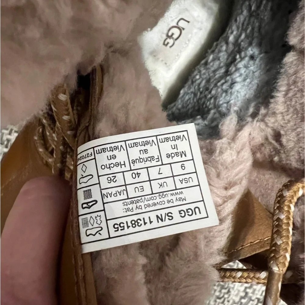 UGG  Boots with Cozy Lining - Picture 3 of 8